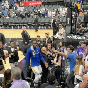 Hazel Renee Instagram - BESOS😘AHHHH Fire #Game7 @money23green Get Down To That Black Jogger…It’s WAR! OTTN #Warriors 💙💛