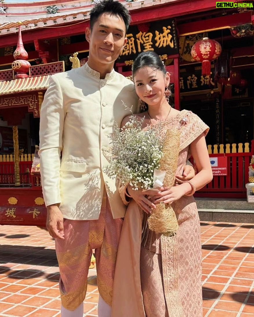 He Ying Ying - 5.6K Likes - It's the last episode of #AllThatGlitters tonight 🥳
谢谢大家喜欢 #金色大道 💗 这部剧,从试镜,收到剧本,到 看到剪辑好的成品 我都非常非常的享受。
三十集,有哭有笑,谢谢大家的陪伴。
谢谢陪我一起演了5个月的演员们, 还有国内国外的制作团队,有你们真好!!
#林家慧,signing out ❤️🔥
ps 想看苏萨空和家慧的婚纱照吗? Swipe left 😉
#AllThatGlitters
#金色大道