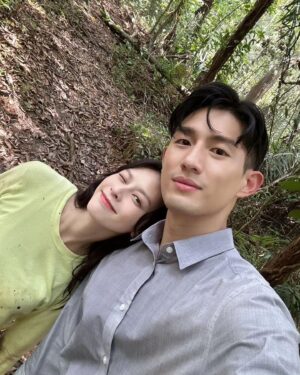 He Ying Ying Instagram - It's the last episode of #AllThatGlitters tonight 🥳

谢谢大家喜欢 #金色大道 💗 这部剧，从试镜，收到剧本，到 看到剪辑好的成品 我都非常非常的享受。

三十集，有哭有笑，谢谢大家的陪伴。
谢谢陪我一起演了5个月的演员们, 还有国内国外的制作团队，有你们真好！！

#林家慧，signing out ❤️‍🔥
ps 想看苏萨空和家慧的婚纱照吗? Swipe left 😉

#AllThatGlitters
#金色大道