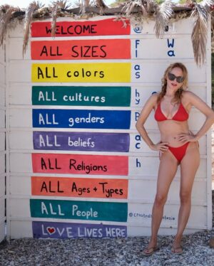 Heather Graham Instagram - Hot tomato girl summer 🍅🇬🇷❤️🍝