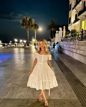 Heather Graham Instagram - Hot tomato girl summer 🍅🇬🇷❤️🍝