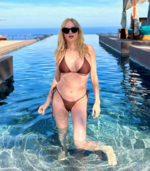 Heather Graham Instagram - Celebrating spring south of the border!🌸💃🏼🇲🇽🩷💋