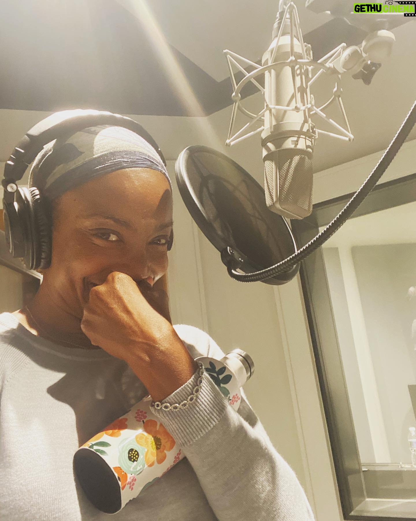 Heather Headley Instagram - #happymonday…from my ‘office’ to yours 😉! Wherever you’re ‘working’ today…I hope it’s a great one! #lovemyjob #grateful