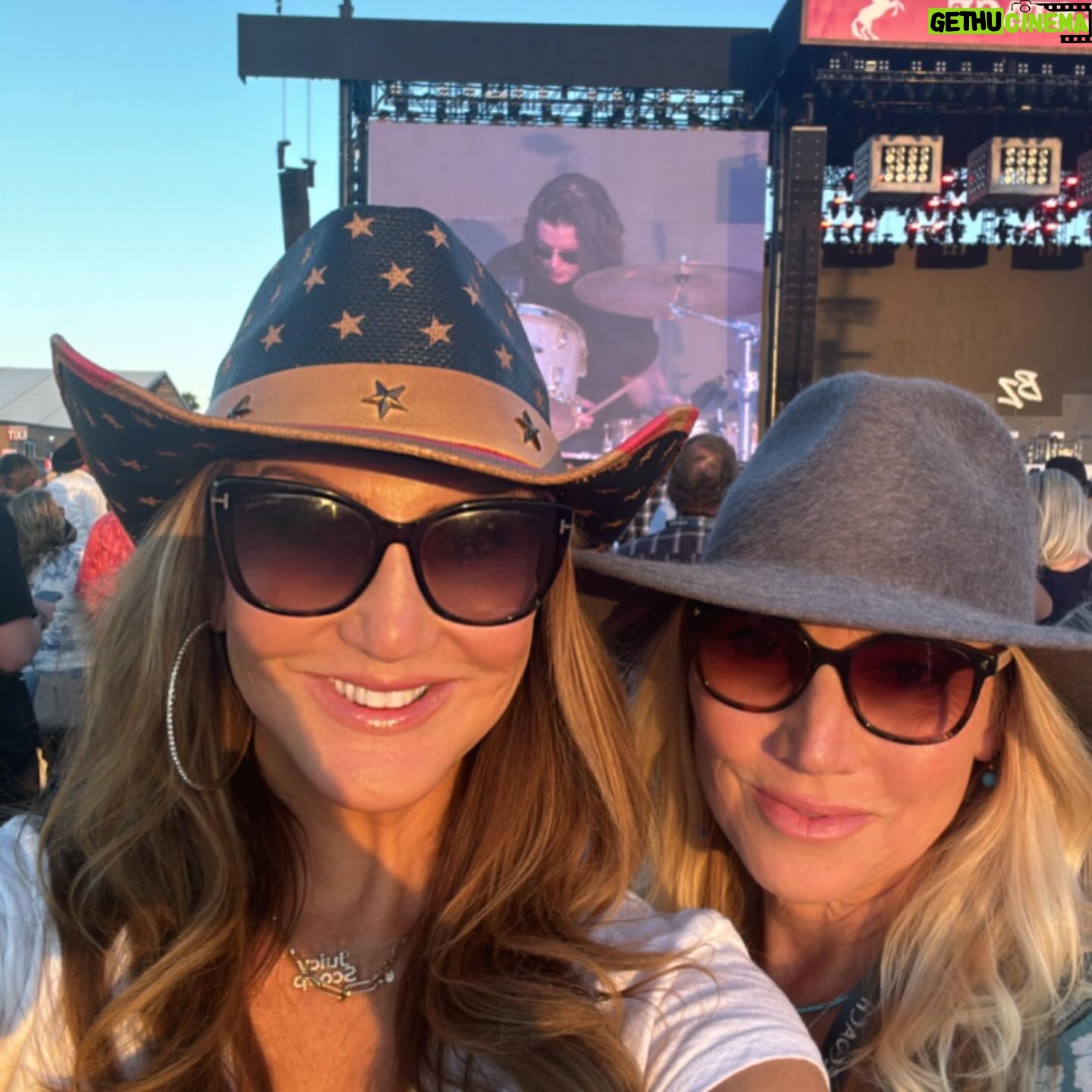 Heather McDonald Instagram - #stagecoach day 3 #sisters #morganwallen #postmalone #baileyzimmerman #cowboyboots #dancing #olderwomen #festival #laquinta #palmsprings #juicyscoop #comedy #heathermcdonald @goldstein.shannon