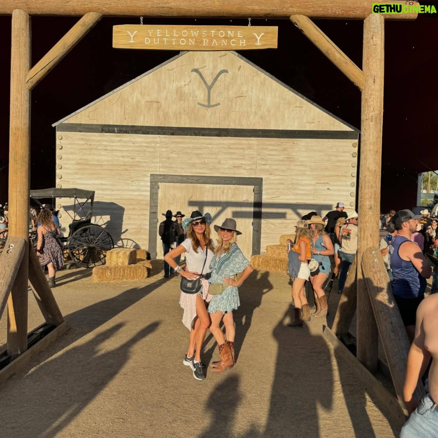 Heather McDonald Instagram - #stagecoach day 3 #sisters #morganwallen #postmalone #baileyzimmerman #cowboyboots #dancing #olderwomen #festival #laquinta #palmsprings #juicyscoop #comedy #heathermcdonald @goldstein.shannon