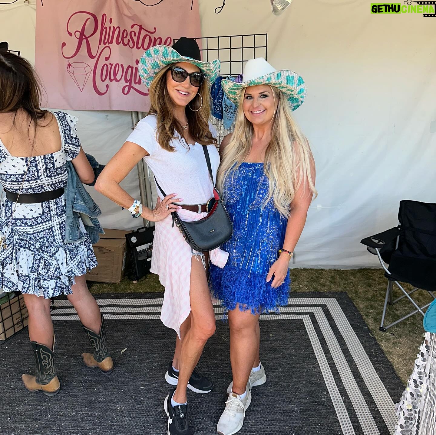 Heather McDonald Instagram - #stagecoach day 3 #sisters #morganwallen #postmalone #baileyzimmerman #cowboyboots #dancing #olderwomen #festival #laquinta #palmsprings #juicyscoop #comedy #heathermcdonald @goldstein.shannon
