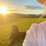 Heather Thomson Instagram – sundown☀️throw down 

#berkshirehills #dropit 
#jessedog #sunshine 
#girlsbestfriend #🎾