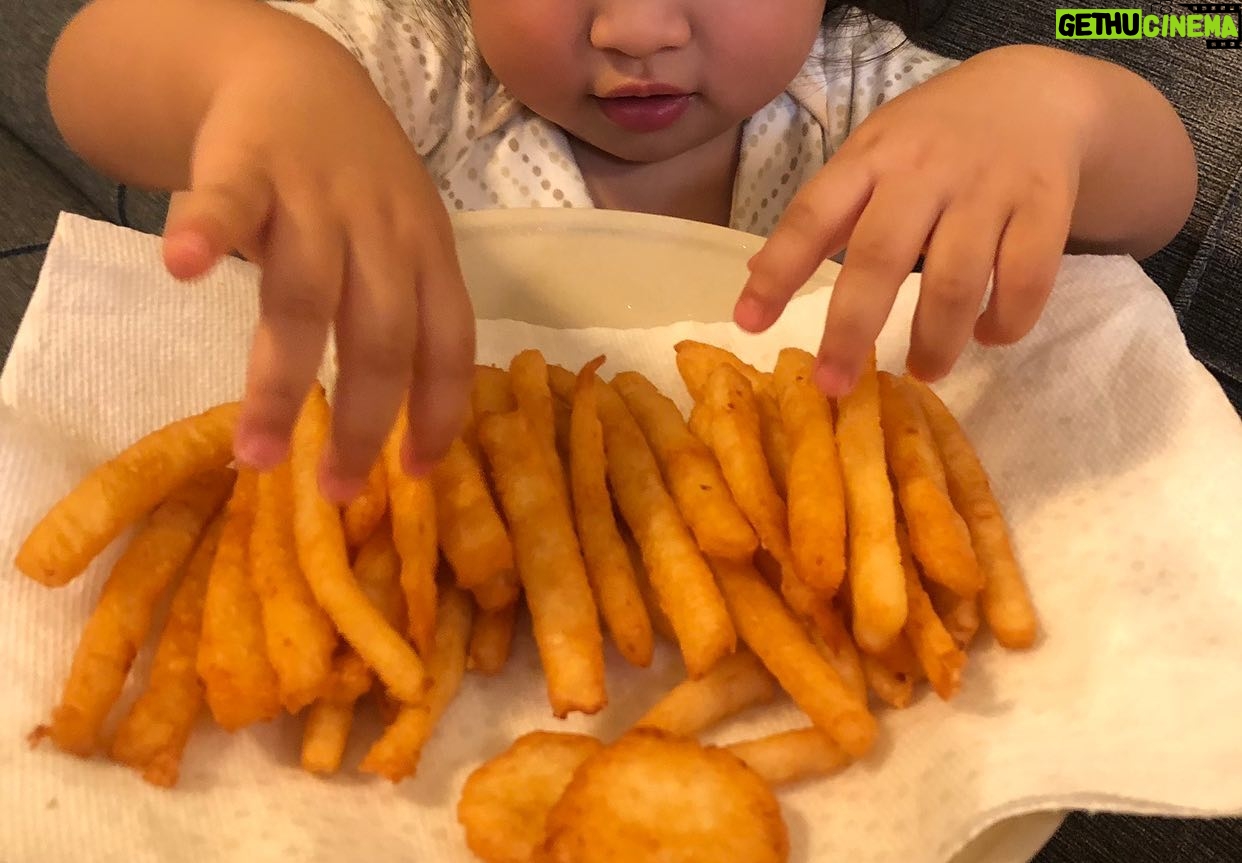 Heaven Hai - 1.6K Likes - 現炸一盤給幼幼幼班小小朋友們的薯條!
加了牛奶和寶寶起司🤤