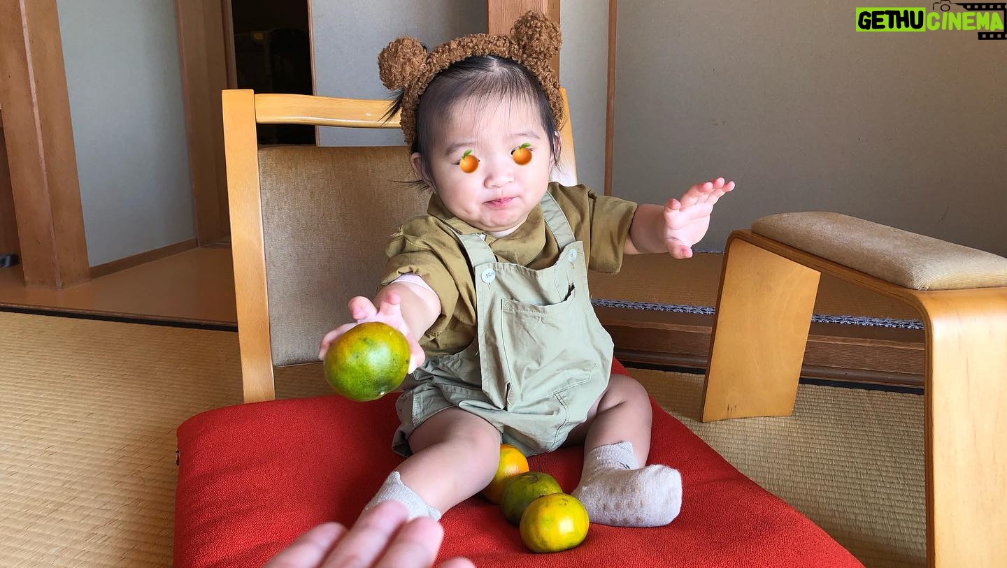 Heaven Hai - 2.6K Likes - 11月了,
11個多月的小朋友。
懂得分享,
懂得表達喜怒哀樂,
懂得大人的反應和指令。
目前的流淚密碼,
是聽到「不可以放嘴巴」!
立刻委屈癟嘴含淚🥹
如果要去拍哭戲,
就可以立刻表演3秒落淚了!