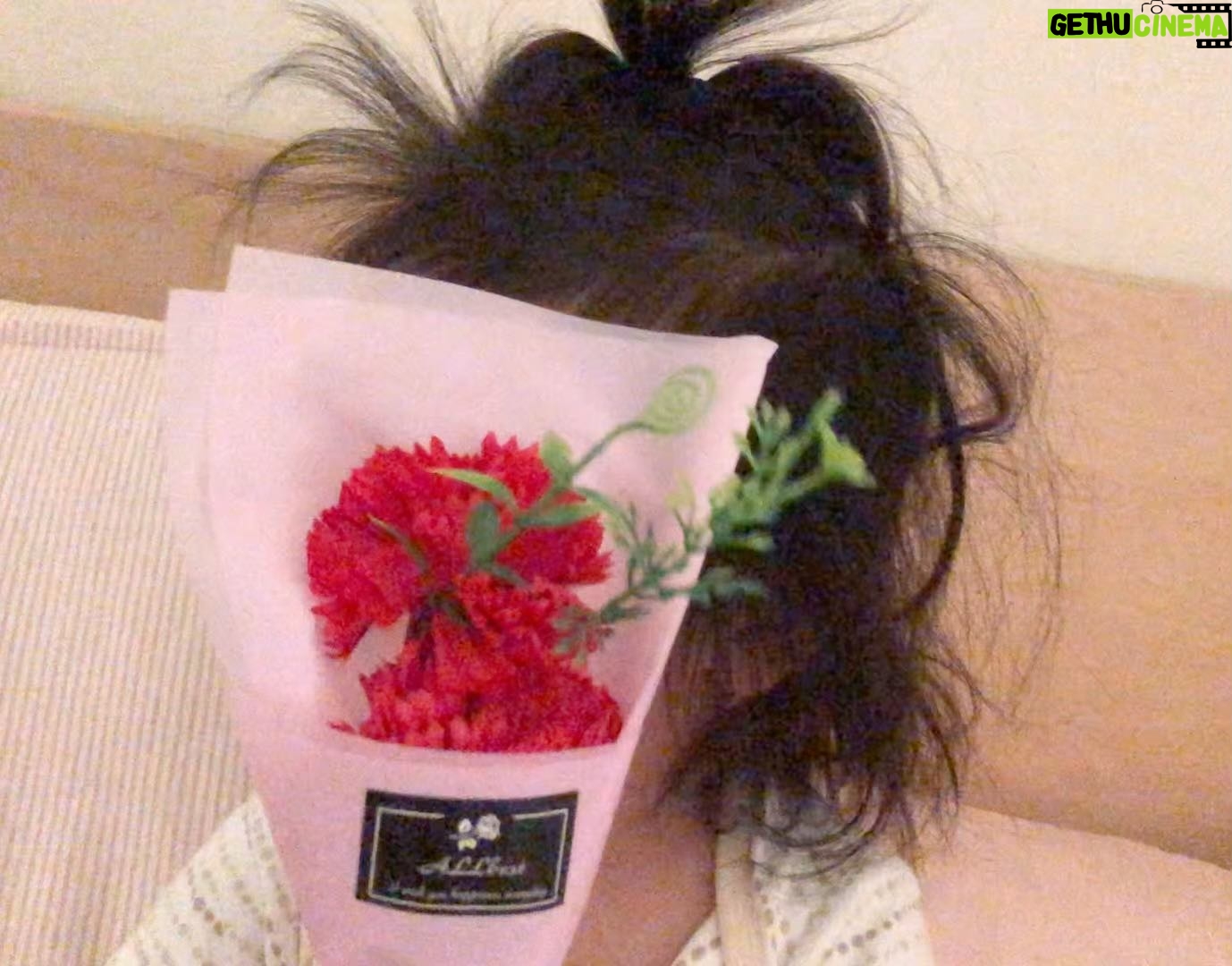 Heaven Hai - 3K Likes - 母親節快樂♥️♥️
剛起床披頭散髮的祝福🥰