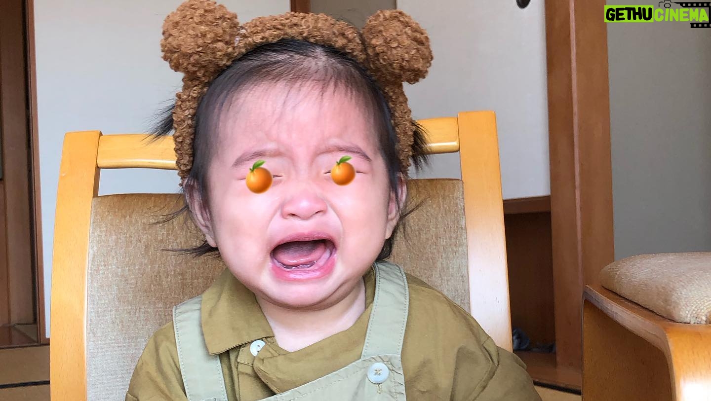 Heaven Hai - 2.6K Likes - 11月了,
11個多月的小朋友。
懂得分享,
懂得表達喜怒哀樂,
懂得大人的反應和指令。
目前的流淚密碼,
是聽到「不可以放嘴巴」!
立刻委屈癟嘴含淚🥹
如果要去拍哭戲,
就可以立刻表演3秒落淚了!