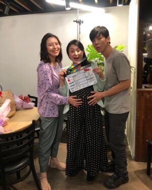 Heaven Hai Instagram - 2022年在快臨盆的前一個月去客串了「莎莉」，
謝謝讓我留下「海大腹」的影像，
可以跟孩子小小炫耀是電影臨演明星在幫妳把屎把尿喔！😂

深刻感受女人上了年紀，
如果仍未婚未育，
就會接收到無數善意或惡意的訊息，
不要太挑，該結婚了！怎麼不生？就是不會下蛋的老母雞⋯

如果可以，
誰不希望能夠幸運地遇到能夠相愛終老的另一半？

一直都覺得單身並沒有不好，
結婚也不一定能夠永遠幸福，
重點是能夠清楚知道自己最需要的是什麼樣的生活！

如果還在懼怕愛情，
或者是卡在不知道如何勇敢擺脫不喜歡的生活，
就去看看「莎莉」吧！

@sallilovestory