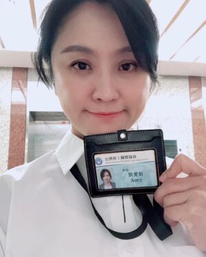 Heaven Hai Instagram - 地獄里長 社工Amy🫡
@whatthehellislove.official 

覺得是不是瞿導有看出來我的正義凜然？！
每次交給我的角色要不就是書記官，
要不就是社工這些專業人士😌

開拍前研究了一下相關社會案件及法條，拍攝還去了台北車站附近的移工商圈和小吃店，發現超多道地美食🤤

希望透過戲劇的感染力，
關心社會弱勢族群面臨的問題，
能給大眾更多警醒的能量！

地獄里長播放平台：
📺公視丨每週六晚間9點
📺三立都會台丨每週五晚間10點
▶️LINE TV丨每週六晚間11點
▶️Netflix、MyVideo、中華電信MOD、Hami Video影劇館 、iQIYI丨每週日凌晨0點 同步上線