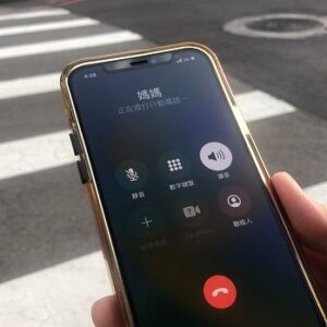 Heaven Hai Instagram - 下班時在斑馬線旁邊看到一支手機，
本來猶豫會不會惹麻煩要不要撿起來，
但又擔心手機就這樣躺在馬路上，
很快就會被車子壓爛，
撿起來之後，
在不解鎖的狀態下請Siri打給「爸爸」「媽媽」，
可是沒有接通，
因為遲遲得不到回應，
正打算送到警察局的時候，
就接到「媽媽」回電，
原來是旁邊補習班的學生不小心掉了手機，
送到附近便利商店請媽媽領取，
又跑到補習班詢問是哪位同學掉手機，
雙重驗證之後在信封上註明領取手機的訊息，
請店員幫忙確認再交給對方，

那位掉手機的同學要用功讀書喲！
你的爸爸媽媽一定很疼愛你！
不要辜負爸爸媽媽的期待喔！
然後你的手機比海芬阿姨的更高階耶！