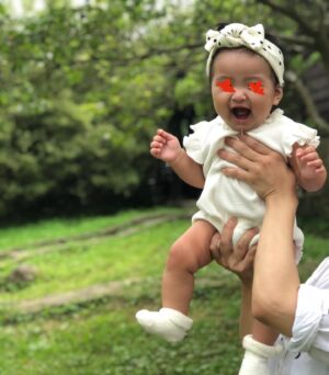 Heaven Hai Instagram - 七月，孩子也7個多月了♥️

完全掌握大喊：媽媽～
就會被抱起來的耍賴技巧😌

希望每個大人小朋友每天都能無憂無慮🌹