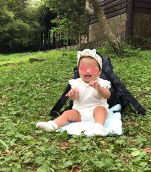 Heaven Hai Instagram - 七月，孩子也7個多月了♥️

完全掌握大喊：媽媽～
就會被抱起來的耍賴技巧😌

希望每個大人小朋友每天都能無憂無慮🌹