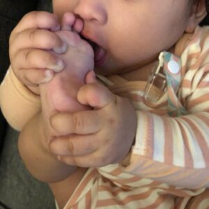 Heaven Hai Instagram - 我們家寶寶，開始啃腳了🤣🤣

真的是很符合每個成長階段該有的行為發展的小朋友！❤️

看她啃得那麼開心，
也想咬一口她的小肥腳🥰