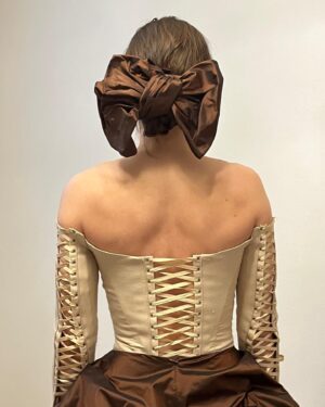 Hedda Stiernstedt Instagram - Såhär en livstid och några månader senare så kom jag på att jag vill säga tack för massa grejer! Jag är inte snabb det kan ingen beskylla mig fööööör. Men iaf tack stylist extra allt @liselottebramstang som hjälpte mig visualisera min idé om en hyllning till punk och modeikonen Vivienne Westwood, tack @idalanto_couture som tolkade och designade helt rätt och gjorde allt (vem kan ens göra en korsett från scratch??) och sen dessutom kom och snörade på den på mig! Tack @nathalieberzelius @fridaselkirk och @prestonhair @nobishotelstockholm 
Och som alltid tack @ellesverige 🤎 
*mobilförbud*