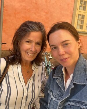 Hedda Stiernstedt Instagram - Börje - the Journey of a legend is now out both in Sweden on @viaplaysverige och @tv3se and in Canada on @cravecanada 

Det är något nytt för mig att spela någon som finns, att få spela upp delar av någons liv för den det faktiskt handlar om. Jag har svårt att förklara men det har varit så rörande, så speciellt. Det har fått mig att tänka mycket på livet, på vad vi lämnar efter oss. Tack för allt Börje, jag önskar du var här och kunde fått se hur fint detta tagits emot! Tack också hela familjen Salming för er oändliga värme, tack hela underbara teamet som gjort detta med mig, tack till er som tittar, men framförallt tack Margitta! 💙