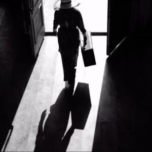 Hediyeh Azidhak Instagram - 🎭
با انتشار اولین تیزر نمایش پیش‌فروش بلیت آغاز می‌شود؛

سلام و خداحافظی مهدی فریضه و هدیه آزیدهاک در تالار حافظ

همزمان با آغاز پیش‌فروش بلیت نمایش «سلام خداحافظ» به کارگردانی شهاب‌الدین حسین‌پور، بازیگران و عوامل این اثر معرفی شدند.

به گزارش خبرگزاری مهر، نمایش «سلام خداحافظ» نوشته آثول فوگارد با دراماتورژی محمد امیر یاراحمدی و کارگردانی شهاب‌الدین حسین‌پور از ۷ آذر در تالار حافظ روی صحنه می‌رود.

پیش‌فروش بلیت‌های «سلام خداحافظ» نیز از طریق سایت تیوال انجام می‌شود.

در این اثر نمایشی که به شیوه‌ای مدرن به صحنه می‌رود، مهدی فریضه،هدیه آزیدهاک و امیر صدیقیان به ایفای نقش می‌پردازند.

دیگر عوامل «سلام خداحافظ» عبارتند از:

مشاور کارگردان: حمید رحیمی، طراح صحنه: فائزه آیین، طراح لباس: پانیذ حمیدیان‌فر، طراح گریم: سید احمد نگهبان، طراح نور: رضا خضرایی، طراح صدا و موسیقی: امیر صدیقیان، طراح گرافیک: عباس سعدی، دستیار کارگردان و منشی صحنه: فهیمه حاجی‌قاسمی، عکاس: رامتین جهانبانی، میلاد بهشتی، علیرضا احمدی، مدیران صحنه: سهیل پرهیزگار، امید عبدالله‌زاده، مجریان گریم: سیدامین میری، نازنین‌زهرا حیدری، ساخت دکور: نوید آقاجانپور، دوخت لباس: مزون کیمیا، دستیاران لباس: کوثر عبابافی، ساخت تیزر: استودیو عکس و فیلم آلویس/ گروه Q pro design، مدیر تبلیغات: گروه تبلیغات پارکینگ، عکاس پشت صحنه: معصومه اسمی، سرمایه‌گذار: امیر رهنما، مجری طرح: موسسه فرهنگی هنری هفت آینه میترا

«سلام خداحافظ» درباره رویاباختگی انسان‌ها و شرایطی است که اجازه نداده به آرزوهای‌شان برسند.

آذر و دی ۱۴۰۲ 
ساعت ۲۰:۳۰
تالار حافظ

تهیه بلیط از طریق درگاه تیوال
‏Www.tiwall.com

‏www.hamcompany.ir
‏www.adparking.ir
‏@adparking
‏@hamcompany.ir
‏@shahab.hosseinpour
‏@alvisstudio

‎تلفن رزرو و هماهنگی : 09028969269

#شهاب_الدین_حسین_پور#سلام_خداحافظ#تئاتر#آثول_فوگارد#محمد_امیر_یار_احمدی#زندگی_گالیله#حمید_سمندریان#بازیگر#کارگردان#گروه_هنری_پارکینگ#هفت_آینه_میترا#آکادمی_هنرهای_نمایشی_ابر