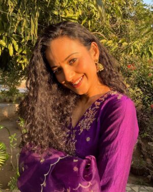 Heena Parmar Instagram - Mera Ghar 🩷

#heenaparmar #ghar #surendranagar #gujrat #gujrati #kathiyawadi #kathiyawad #bagicha #garden #flower #home