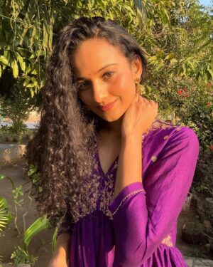 Heena Parmar Instagram - Mera Ghar 🩷

#heenaparmar #ghar #surendranagar #gujrat #gujrati #kathiyawadi #kathiyawad #bagicha #garden #flower #home
