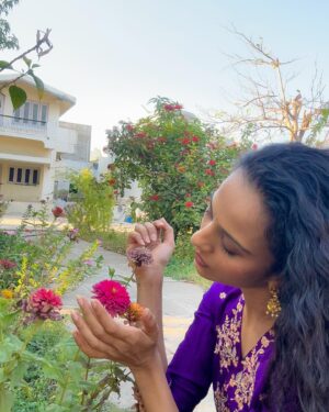 Heena Parmar Instagram - Mera Ghar 🩷

#heenaparmar #ghar #surendranagar #gujrat #gujrati #kathiyawadi #kathiyawad #bagicha #garden #flower #home