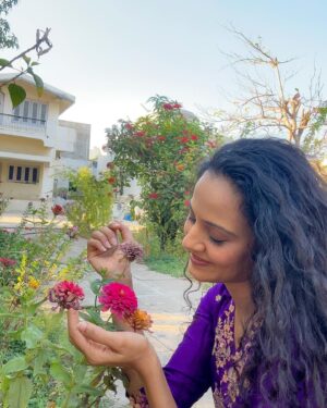 Heena Parmar Instagram - Mera Ghar 🩷

#heenaparmar #ghar #surendranagar #gujrat #gujrati #kathiyawadi #kathiyawad #bagicha #garden #flower #home