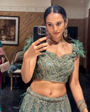 Heena Parmar Instagram - “फर्क समझिए,आप महंगे हैं और हम कीमती.” 🥀

Makeup & Hair : @zuberiya_ansari 

#heenaparmar #selflove #indianwedding #traditional
