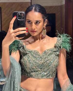 Heena Parmar Instagram - “फर्क समझिए,आप महंगे हैं और हम कीमती.” 🥀

Makeup & Hair : @zuberiya_ansari 

#heenaparmar #selflove #indianwedding #traditional