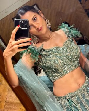 Heena Parmar Instagram - “फर्क समझिए,आप महंगे हैं और हम कीमती.” 🥀

Makeup & Hair : @zuberiya_ansari 

#heenaparmar #selflove #indianwedding #traditional