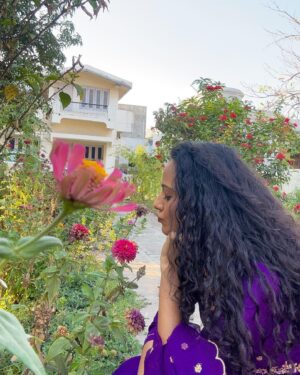 Heena Parmar Instagram - Mera Ghar 🩷

#heenaparmar #ghar #surendranagar #gujrat #gujrati #kathiyawadi #kathiyawad #bagicha #garden #flower #home