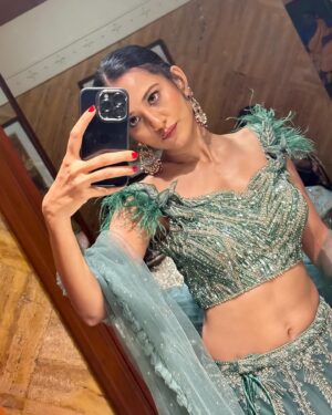 Heena Parmar Instagram - “फर्क समझिए,आप महंगे हैं और हम कीमती.” 🥀

Makeup & Hair : @zuberiya_ansari 

#heenaparmar #selflove #indianwedding #traditional