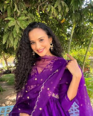 Heena Parmar Instagram - Mera Ghar 🩷

#heenaparmar #ghar #surendranagar #gujrat #gujrati #kathiyawadi #kathiyawad #bagicha #garden #flower #home