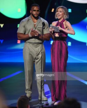 Heidi Gardner Instagram - ESPYS 2022 ///
styled by @shea.daspin 
dress @moschino 
makeup @jennakristina 
hair @josephmaine 
@jenmeyerjewelry @gabrielandco 
two Super Bowl champs 💕💕 @killatrav @aarondonald99 
power date @kerip4eva