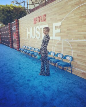 Heidi Gardner Instagram - LOVE & BASKETBALL / / FRIENDS & FASHION 
HUSTLE premiere 🏀
styled @shea.daspin 
makeup @jennakristina 
hair @kattthompson 
zebra suit @marcobologna 
basketball bag @andrea_bergart_shop 
heels @katmaconie 
starfish earrings @rowenroseofficial 
and the best friends @gregworswick @shea.daspin for being there ❤️❤️❤️