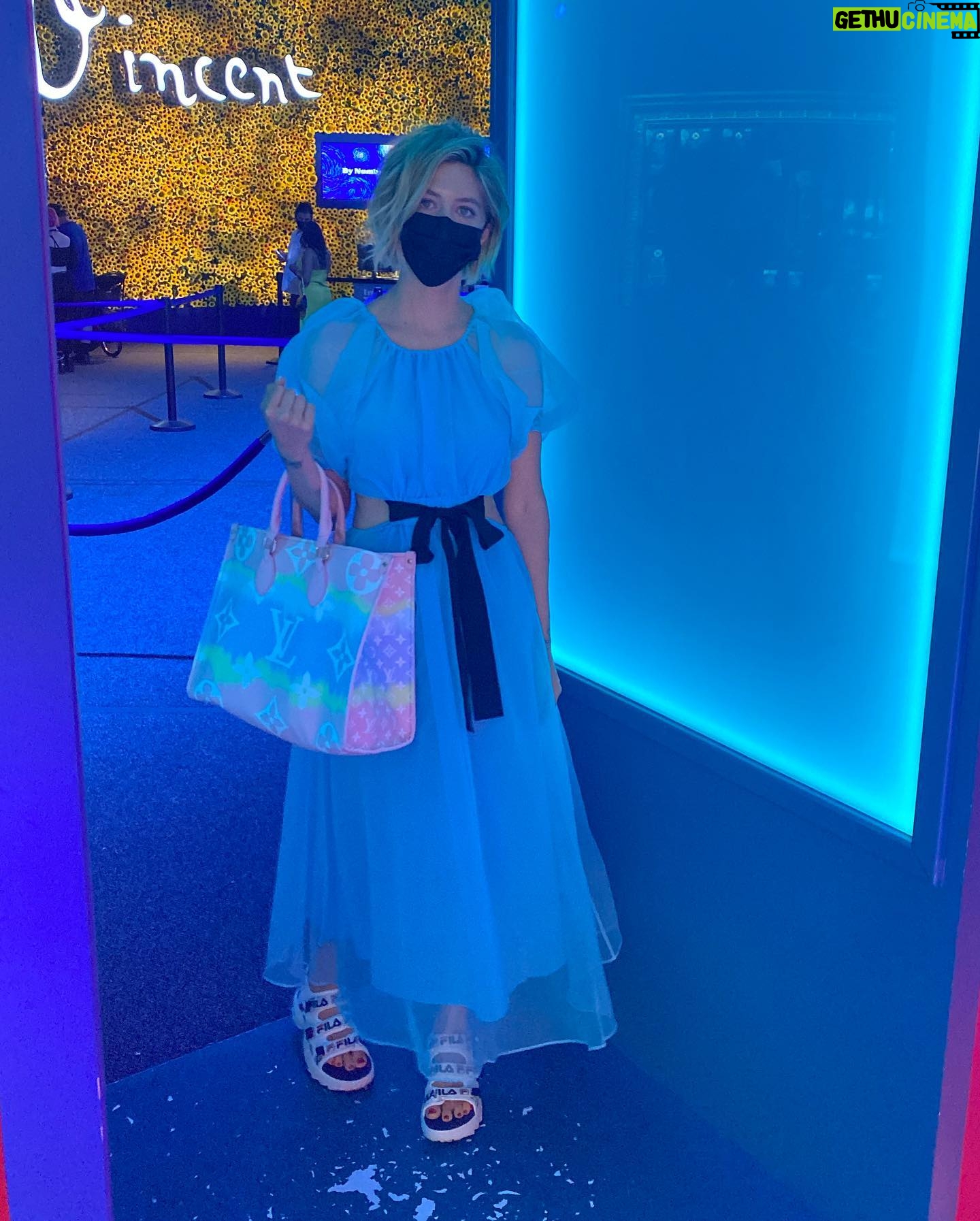 Heidi Gardner Instagram - i like DRESS! @cynthiarowley cinderella blue perfection🧊💎💧BONUS POINTS to a new friend teaching me how to pose in it.