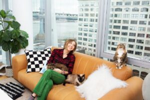 Heidi Gardner Instagram - Thank you @girlsandtheircats for highlighting my sweet kitties. If you love cats as much as me check out the page. It’s super sweet to see so many amazing women and their loved ones. And you can read all their stories on the blog. @briannewills is a really amazing photographer too who captures lots of warm moments. I really appreciate you, BriAnne. Link to the story is in my bio. It’s basically a love story to cats.