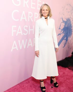 Helen Hunt Instagram - Got glammed up by people I love. Can’t ask for more than that.

Stylist @bluecatblauner 
H & MU @darrellredleaf 
And the last photo is me and @shuvane from @slatepr  Literally had my back for the last 30 years. 

Thanks @scotttayyyyy and @mariatakigawa ❤️❤️