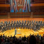Helen Hunt Instagram - What a night. @lamasterchorale with Jenny Wong conducting. @jeffreynordling has been saying we need to go. Oh my God. I guess I should listen to him more often. Among other things we heard @jenlucycook ‘s devastating piece “For You I Will Be an Island.” Written during the pandemic, it’s an aching love poem about how sometimes to love means to stay away. Yes that was me sobbing. And the world premiere of Carlos Simon’s “Affirmations”. @carlos_simon_music , any chance I could read those lyrics? What a night. Frank Gehry, what you have given us!