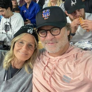 Helen Hunt Instagram - It’s the last home game of the regular season and it’s fan appreciation night! 

You’re welcome!!!

Go Dodgers💙🤍
Go Mets 💙🧡
And Go the guy behind us who is all about that hotdog. 
@dodgers 
@mets #nationalleaguewestchampions