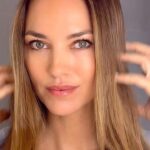 Helen Lindes Instagram - #publi. Un maquillaje fresco, fácil y muy primaveral 🌷. De la mano de @clarinsespana. En mis historias tenéis el link para conseguirlos a un precio especial por el día de la madre. ¡¡Aprovecha!!
