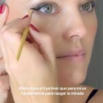 Helen Lindes Instagram – ¡¡Mi maquillaje preferido para estas fechas!! 
Fácil, rápido y con productos de @clarinsespana que sabéis que están formulados con ingredientes naturales. 🎄#ad #publi

Prepara tu piel con:
-Double serum ojos: Alisa y reduce bolsas y ojeras.
-Double serum facial: Reafirma y reduce el poro.
-Crema Extra Firming Energy: Un extra de luminosidad.

Maquíllate con:
-Tinted oleo serum tono 03
-Everlasting concealer tono 02
-Ever Bronze Compact Powder tono 02
-Joli Blush  tono 04
 -Sombra de ojos 4 colores paleta 08
-Graphik Ink liner en negro
-Waterproof pencil tono 02
-Crayon sourcils tono 01
-Supra lift and Curl Mascara en negro
 -Joli Rouge tono Strawberry

#clarinsdoubleserum #clarinsmakeup