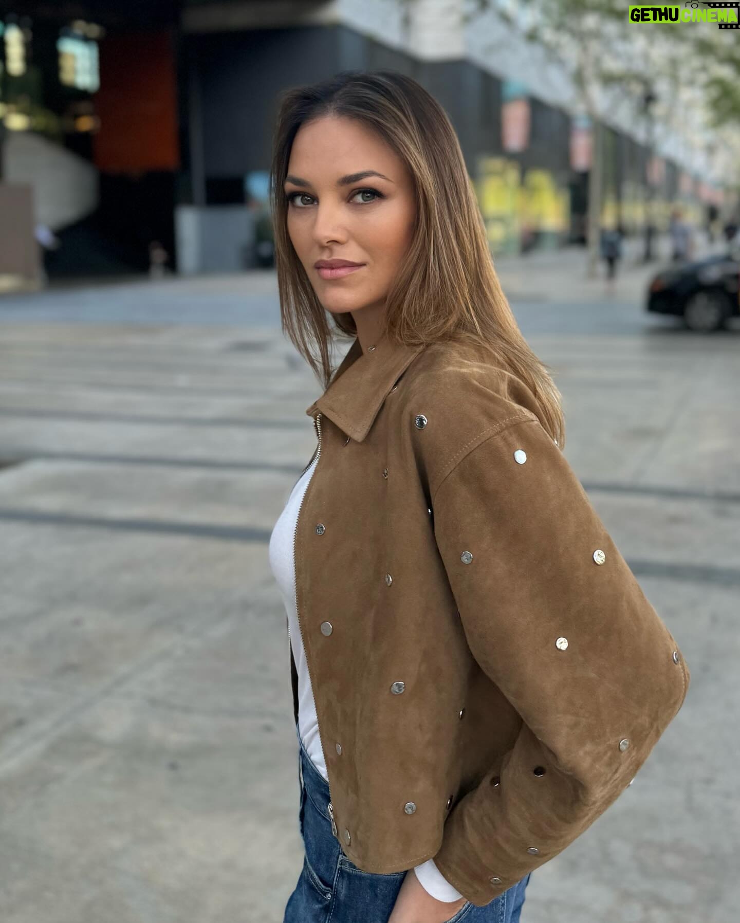 Helen Lindes Instagram - Look de trabajo en Barcelona 🎥… Días de rodaje en estudio, grabando cosas muy chulas!! #campaña #beautycampaign #hair #model #spain