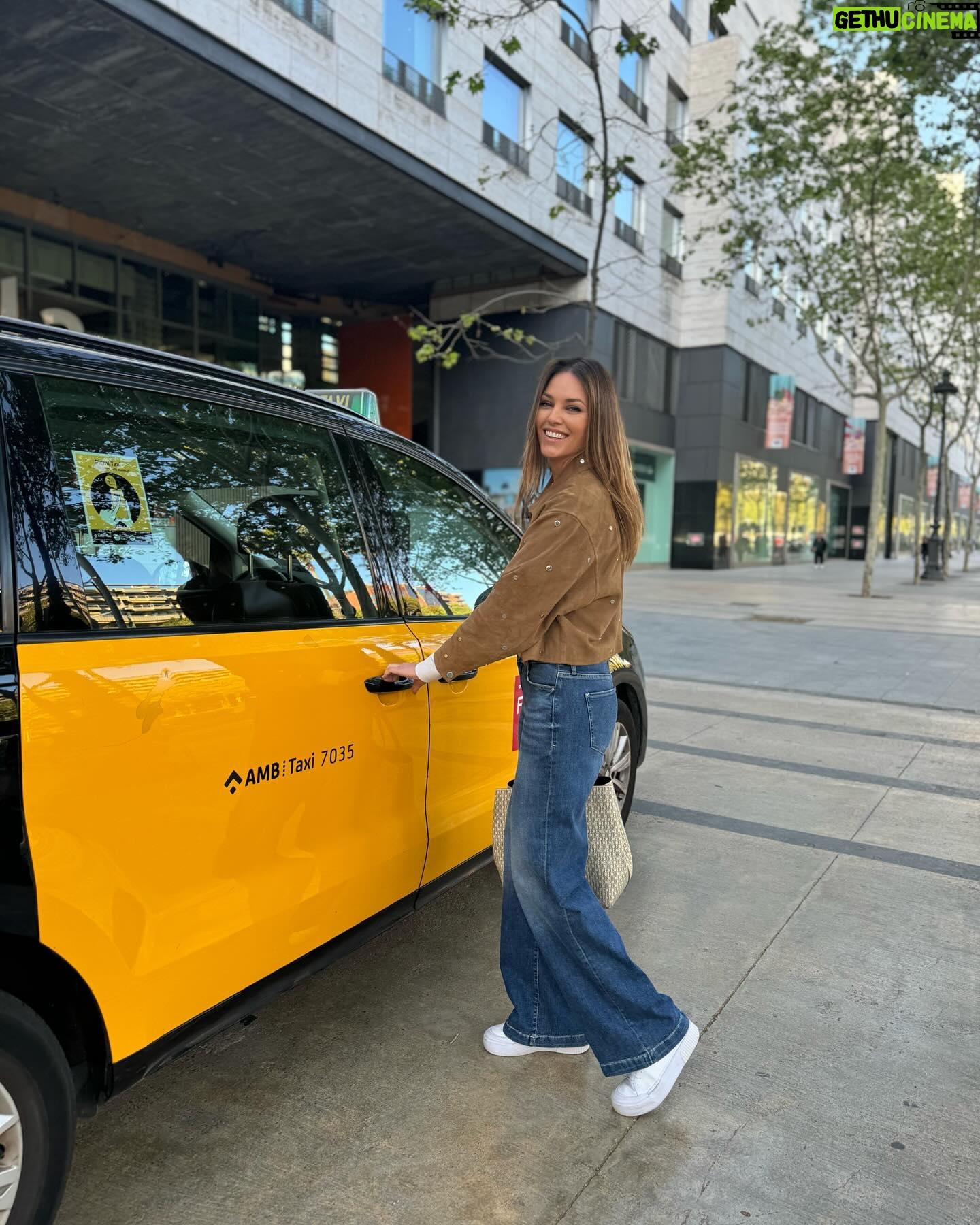 Helen Lindes Instagram - Look de trabajo en Barcelona 🎥… Días de rodaje en estudio, grabando cosas muy chulas!! #campaña #beautycampaign #hair #model #spain