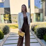 Helen Lindes Instagram – Look formal para un día muy importante en la familia 🥰  Así fui para la ceremonia de la #grancruzdelaordendeldosdemayo 🙌 Me encanta el contraste entre la blazer, el mono y el bolso. Perfecto para la ocasión!!
@masavi_official @thesantofficial @marinagarciajoyas @valytyplace