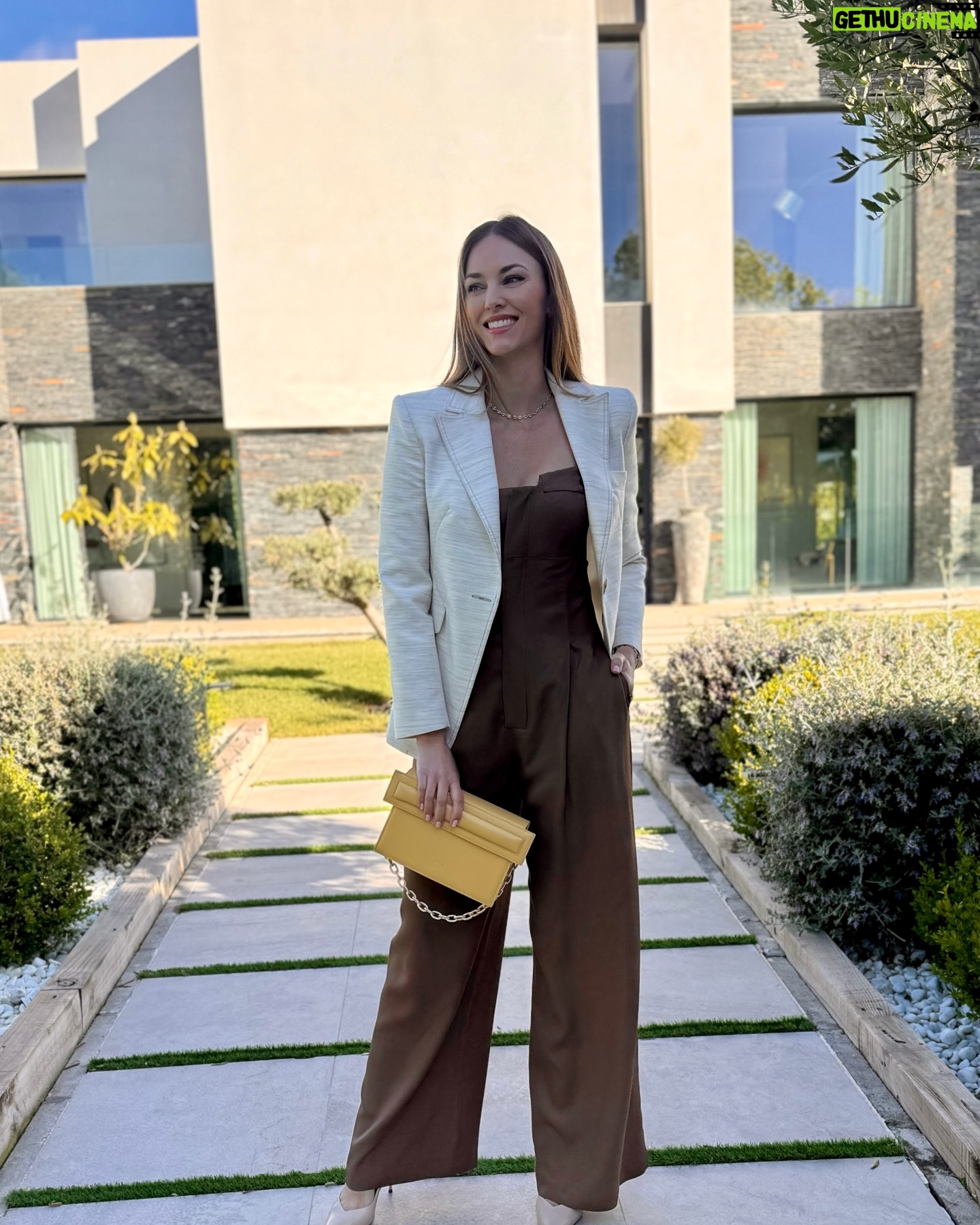 Helen Lindes Instagram - Look formal para un día muy importante en la familia 🥰 Así fui para la ceremonia de la #grancruzdelaordendeldosdemayo 🙌 Me encanta el contraste entre la blazer, el mono y el bolso. Perfecto para la ocasión!! @masavi_official @thesantofficial @marinagarciajoyas @valytyplace