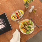 Helen Lindes Instagram – Cena ligera antes de mi sesión de fotos de mañana. Siempre que vengo a @hotelpalacebarcelona me pido su ensalada César con langostinos, que me encanta. ¡¡Buenas noches a todos!! #goodnight #barcelona #ceasersalad