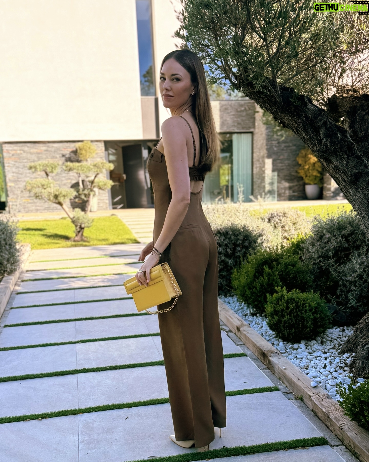 Helen Lindes Instagram - Look formal para un día muy importante en la familia 🥰 Así fui para la ceremonia de la #grancruzdelaordendeldosdemayo 🙌 Me encanta el contraste entre la blazer, el mono y el bolso. Perfecto para la ocasión!! @masavi_official @thesantofficial @marinagarciajoyas @valytyplace