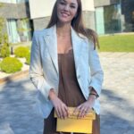 Helen Lindes Instagram – Look formal para un día muy importante en la familia 🥰 Así fui para la ceremonia de la #grancruzdelaordendeldosdemayo 🙌 Me encanta el contraste entre la blazer, el mono y el bolso. Perfecto para la ocasión!!
@masavi_official @thesantofficial @marinagarciajoyas @valytyplace